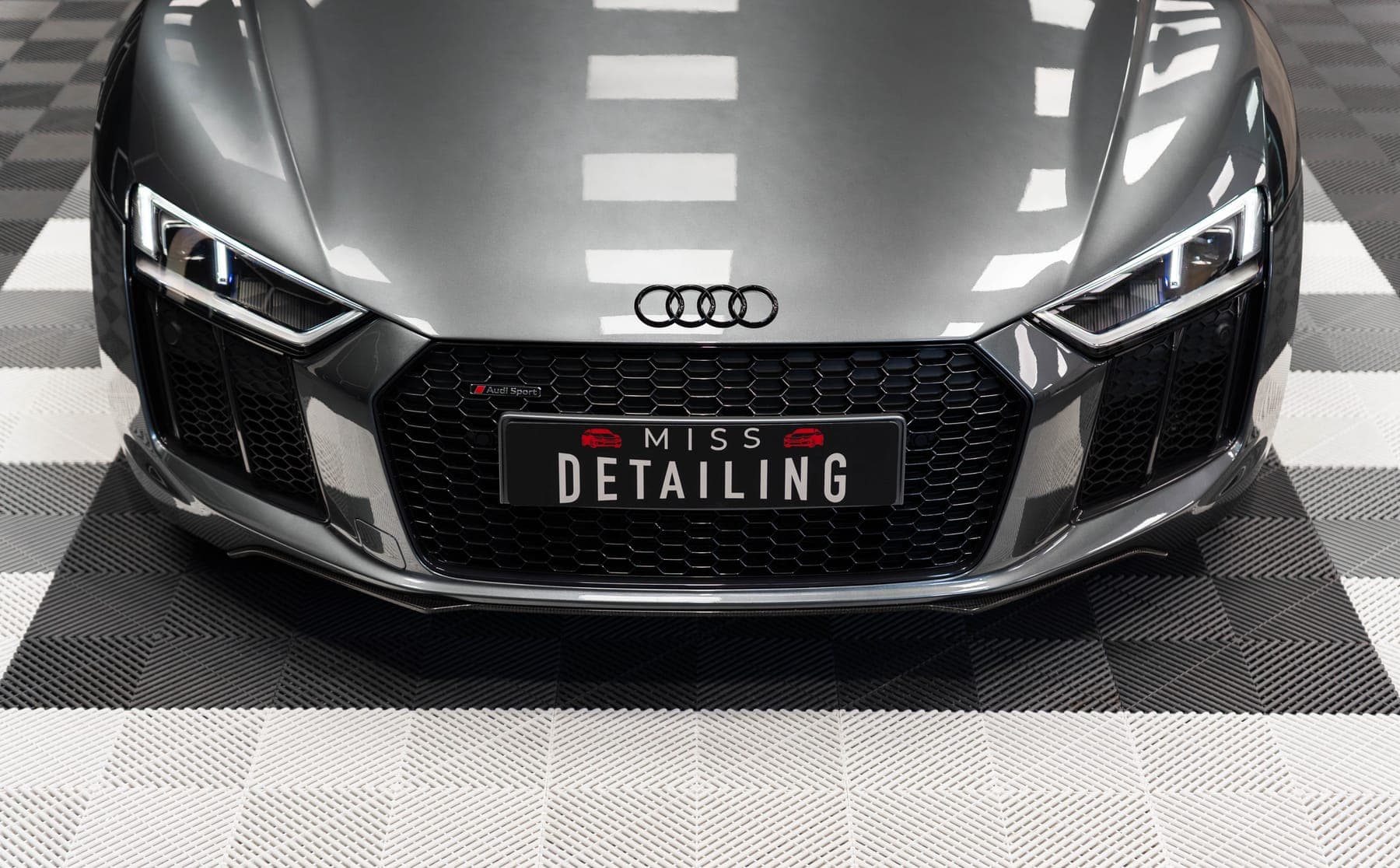 Face avant de l'Audi R8 Spyder derrière la plaque Miss Detailing