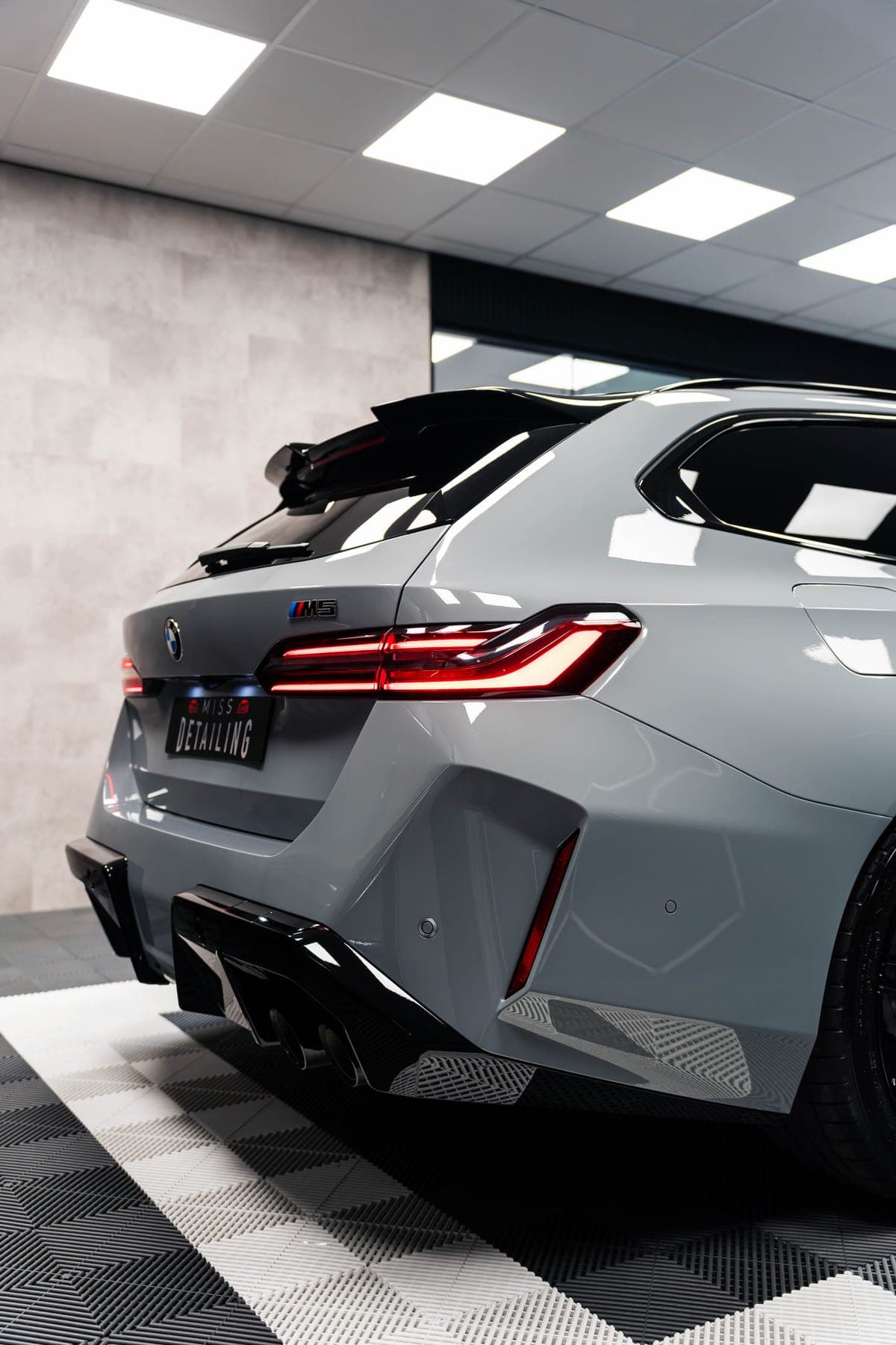 Arrière de la BMW M5 Touring après la pose