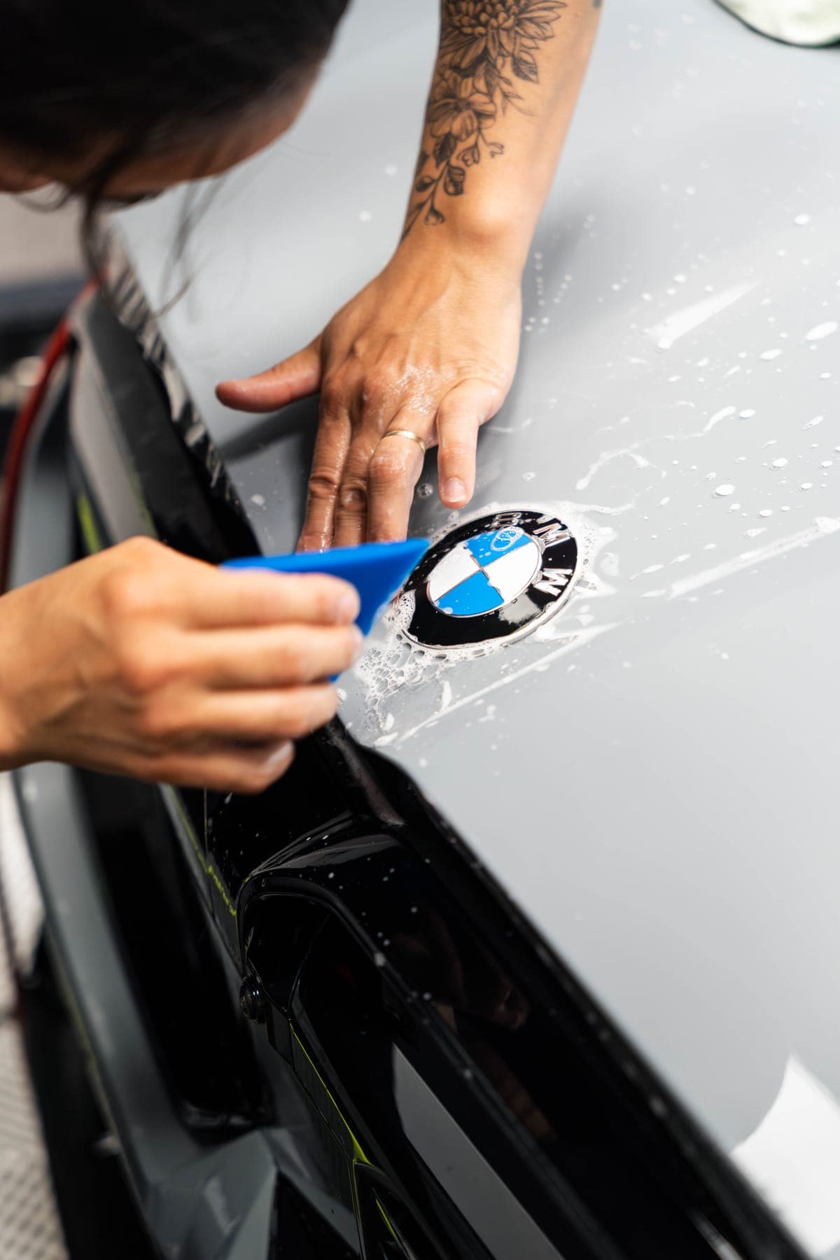 Pose du film au niveau du logo BMW