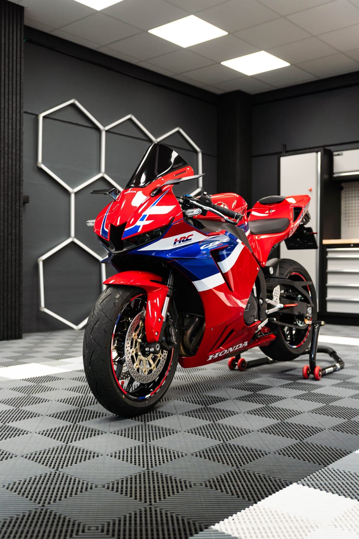 Honda CBR 600 RR en livrée HRC dans l'atelier Miss Detailing