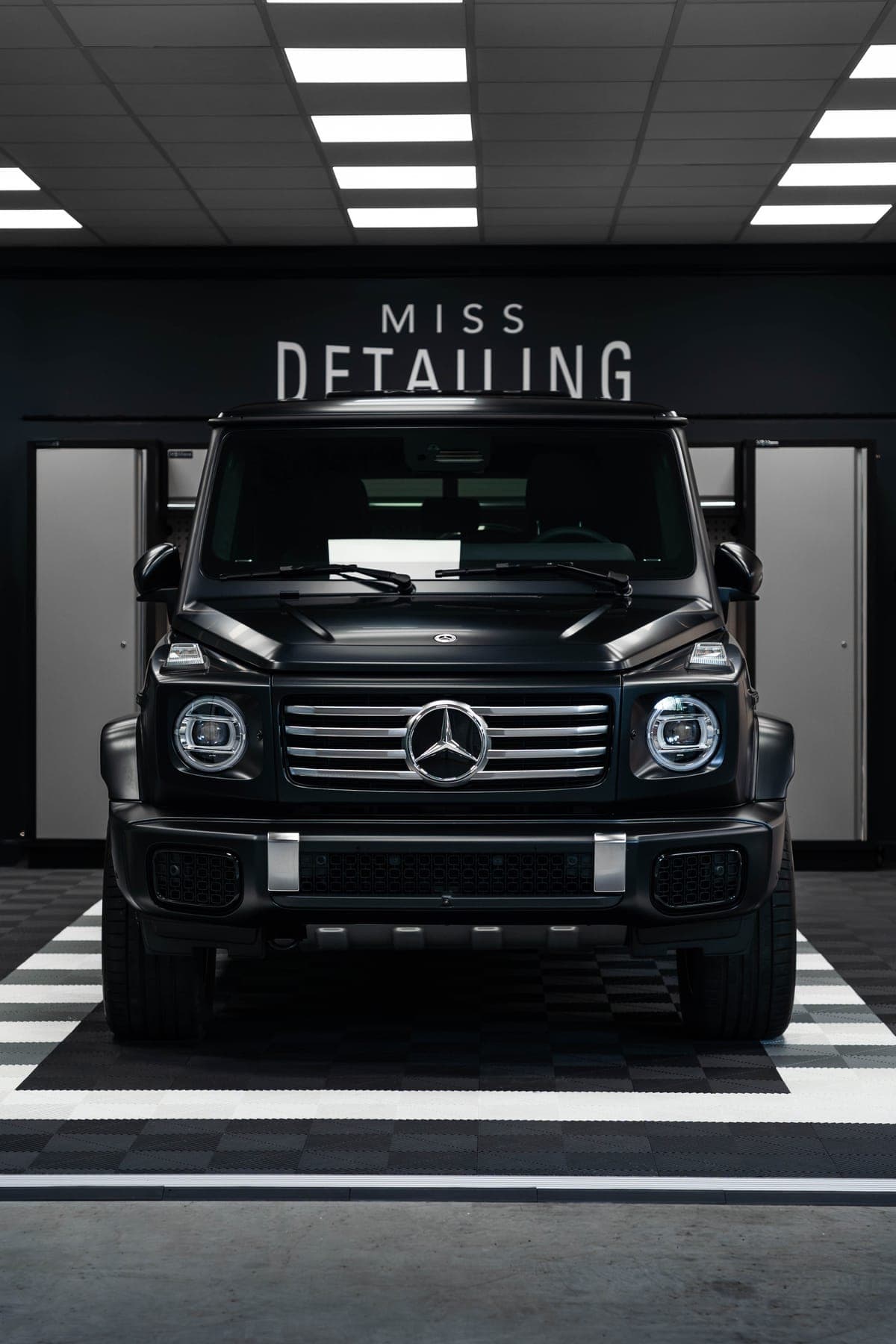 Mercedes Classe G noir mat de face devant le mur Detailing