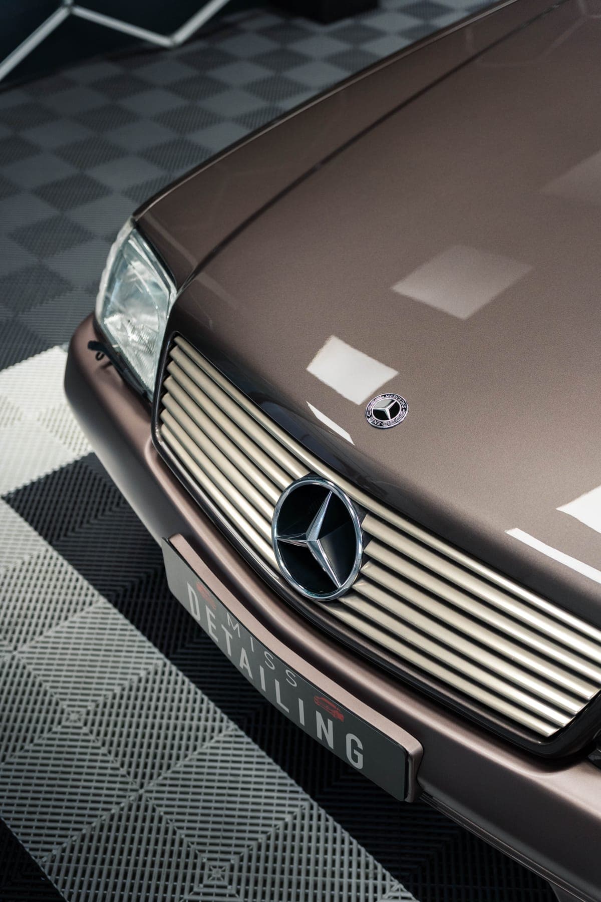 Calandre et étoile d'une Mercedes SL 500 à la peinture lustrée, plaque Miss Detailing