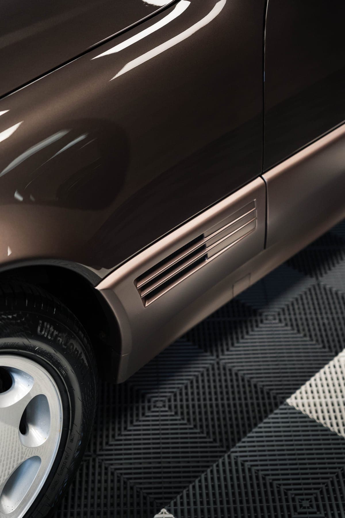 Profil de la Mercedes SL 500 dans l'atelier