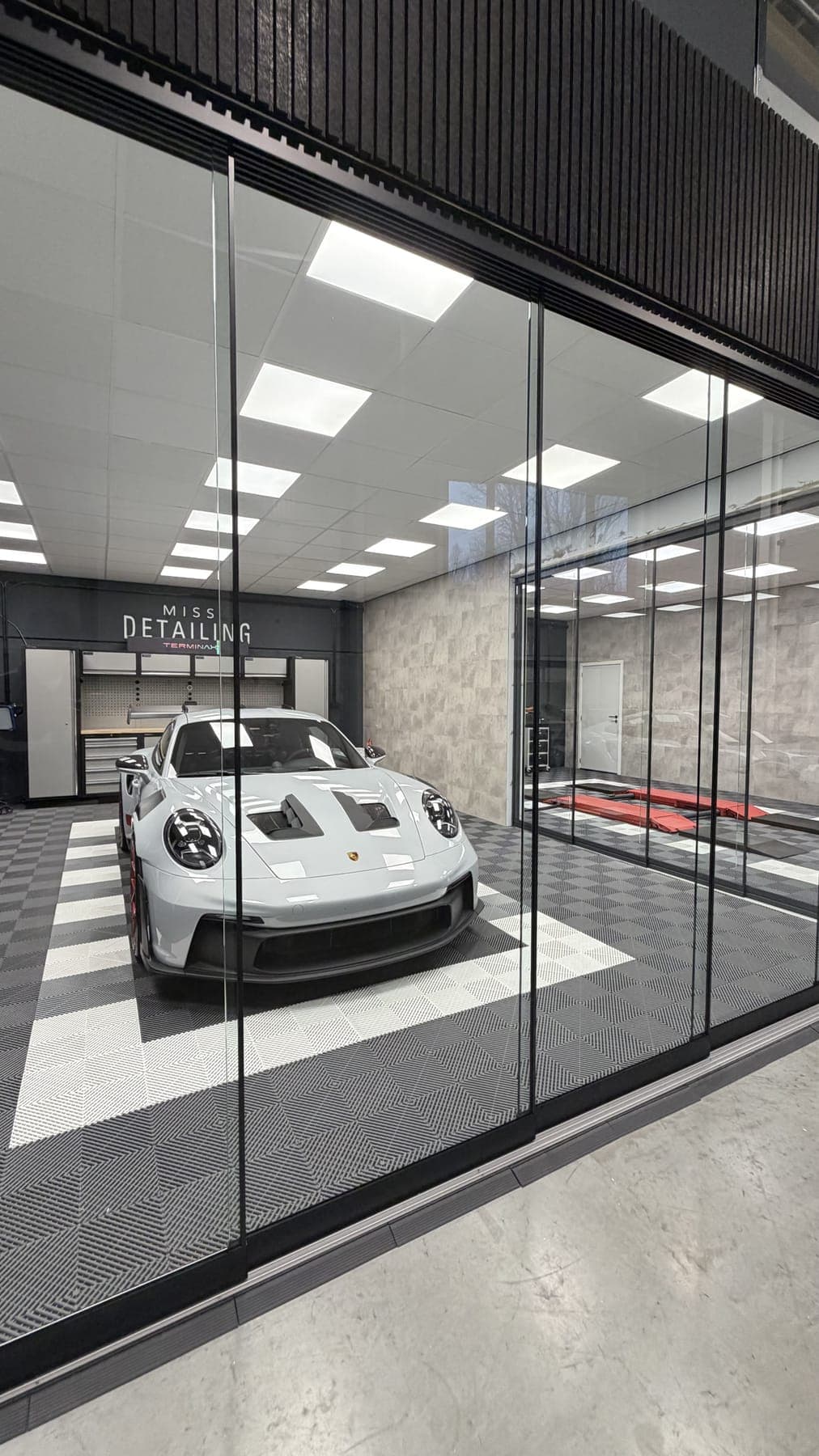 Porsche 911 GT3 RS de trois quarts dans l'atelier Miss Detailing
