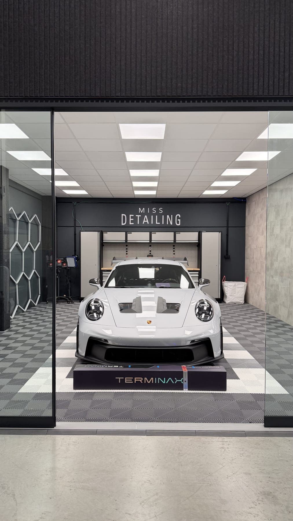 Face avant de la GT3 RS devant le mur Miss Detailing