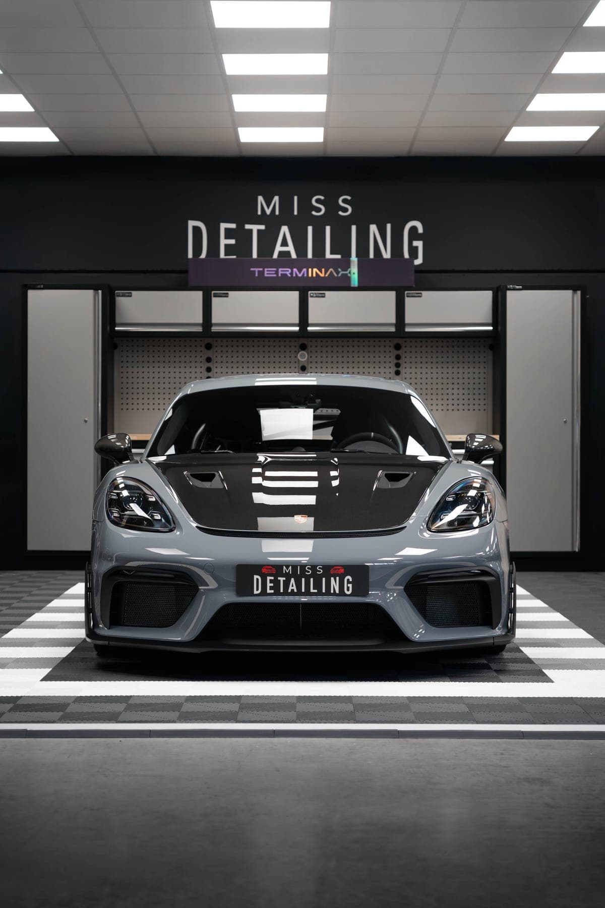 Porsche GT4 RS de face dans l'atelier Miss Detailing