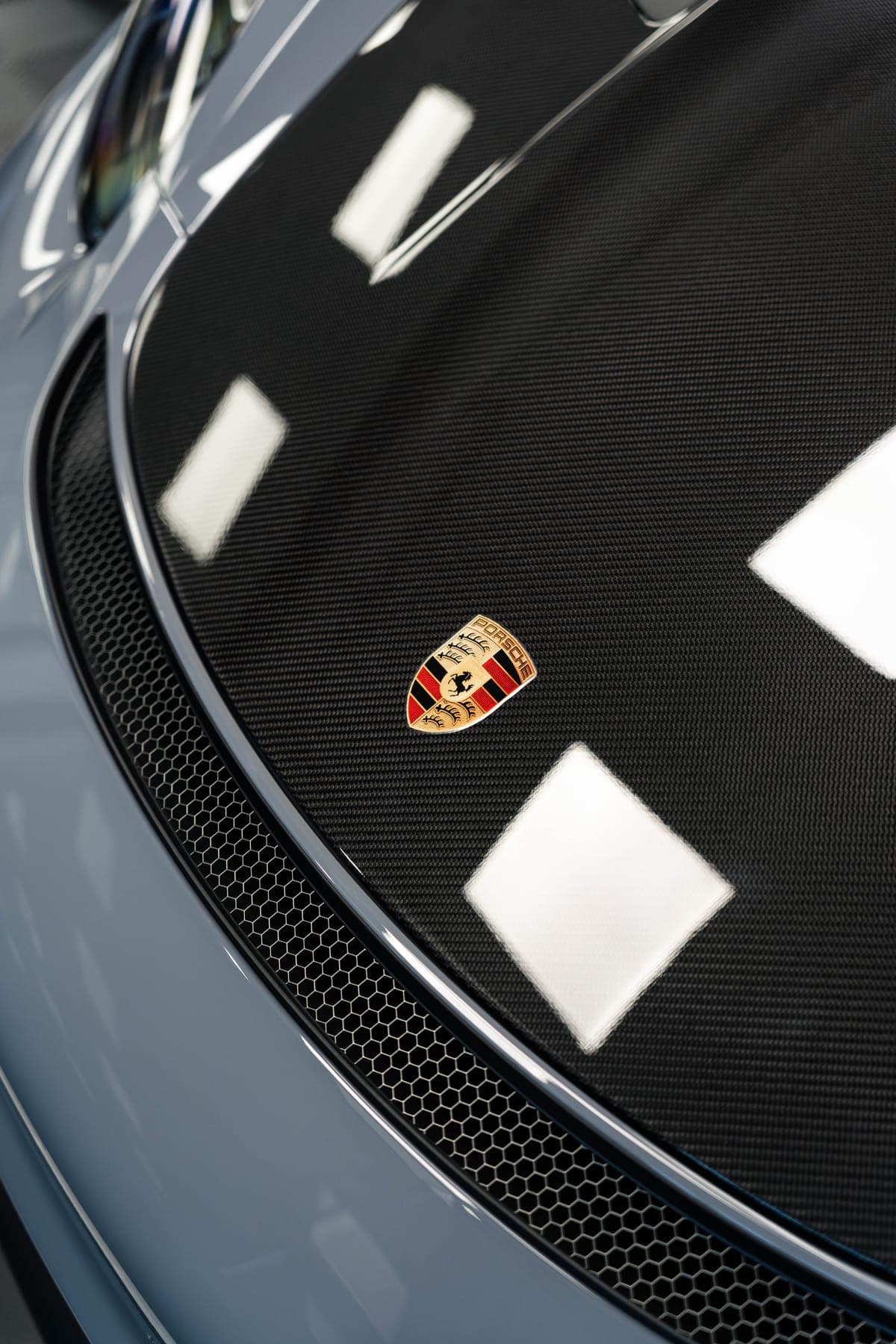Écusson Porsche sous le film de protection