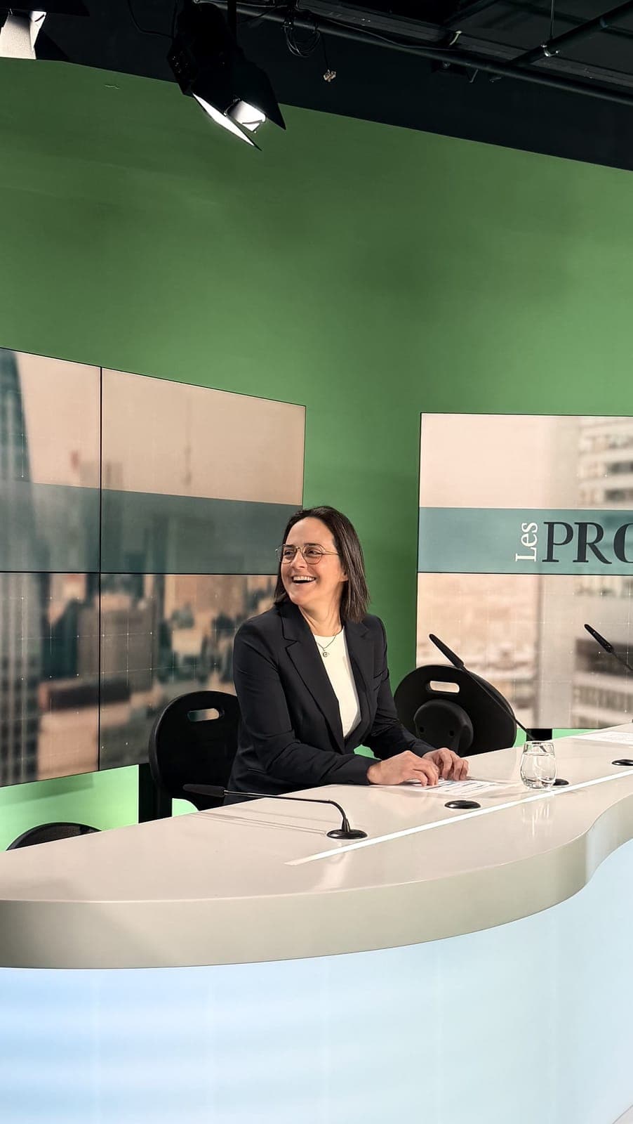 Au pupitre des invités sur le plateau de l'émission Les Pros de l'Éco (LN24)