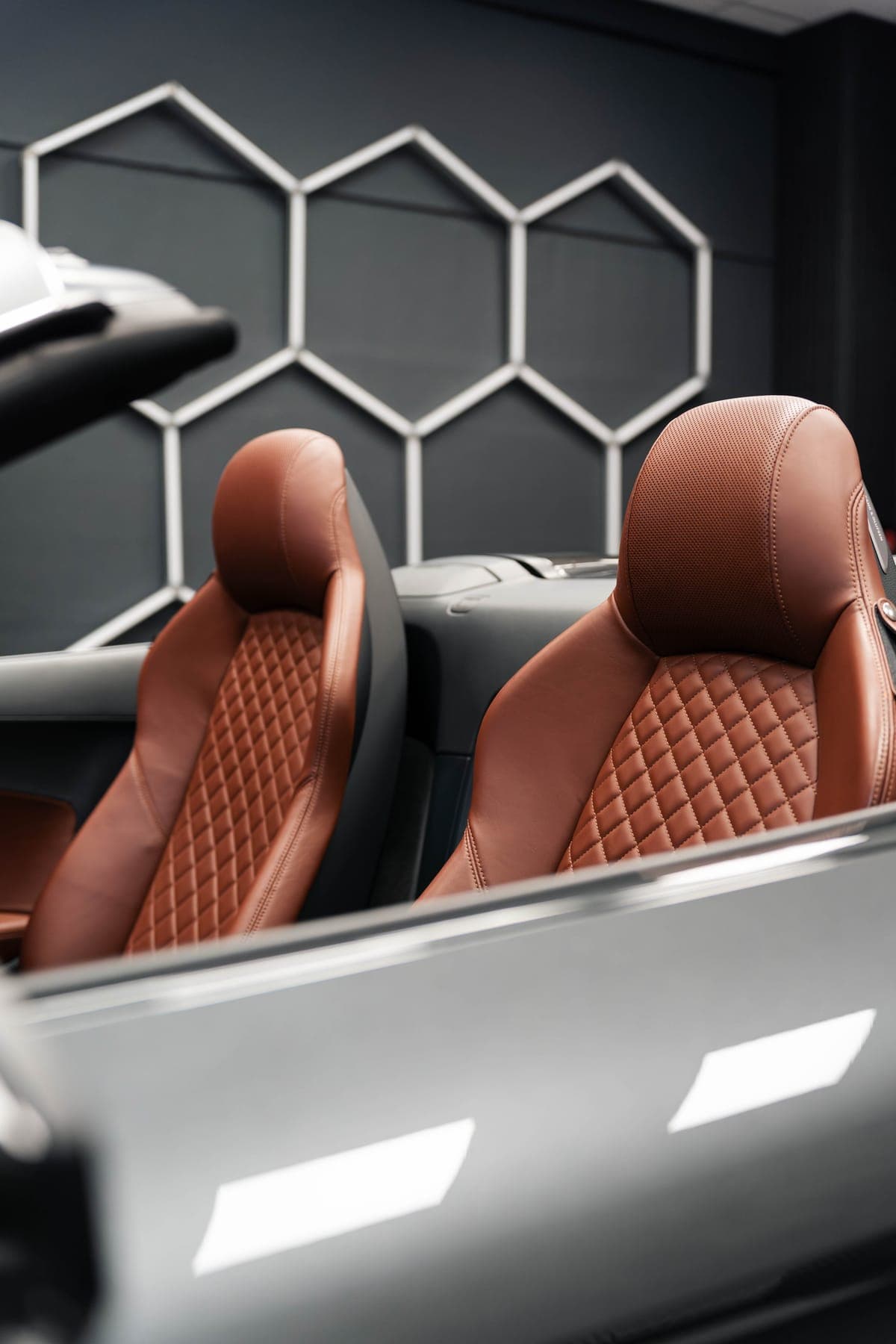Sièges en cuir cognac d'une Audi R8 Spyder entretenue à l'atelier